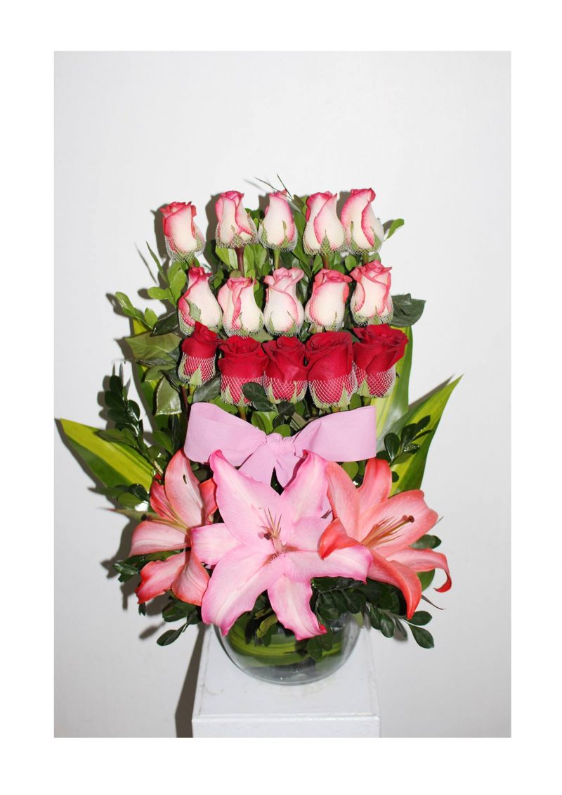 pecera con rosas bicolor