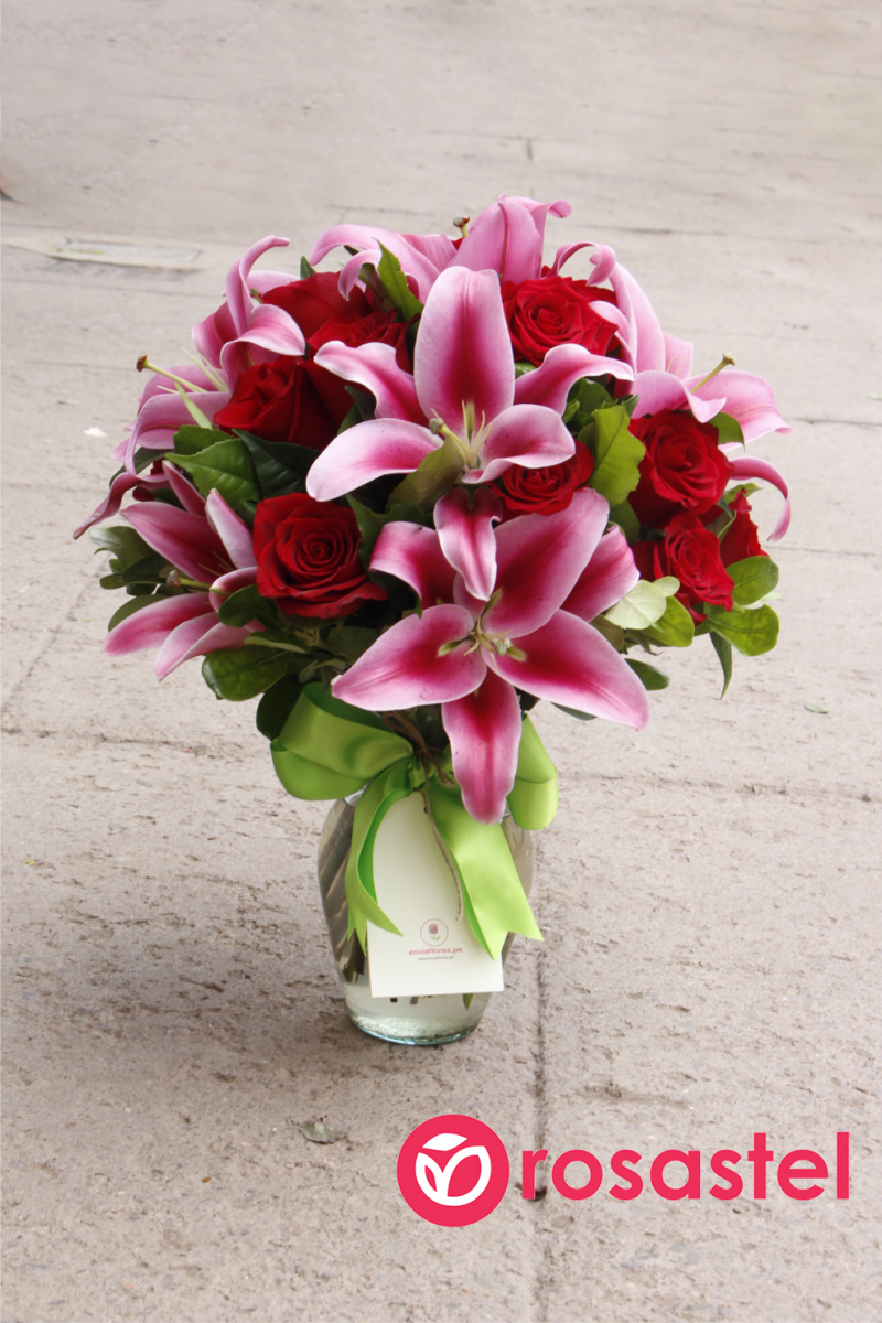 ramo de rosas y lirios perfumados - Imagen 3