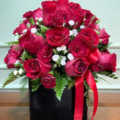 rosas rojas y claveles