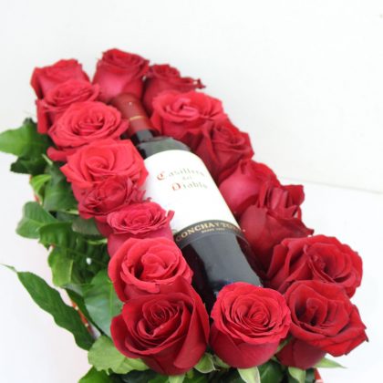 canasta con rosas y vino