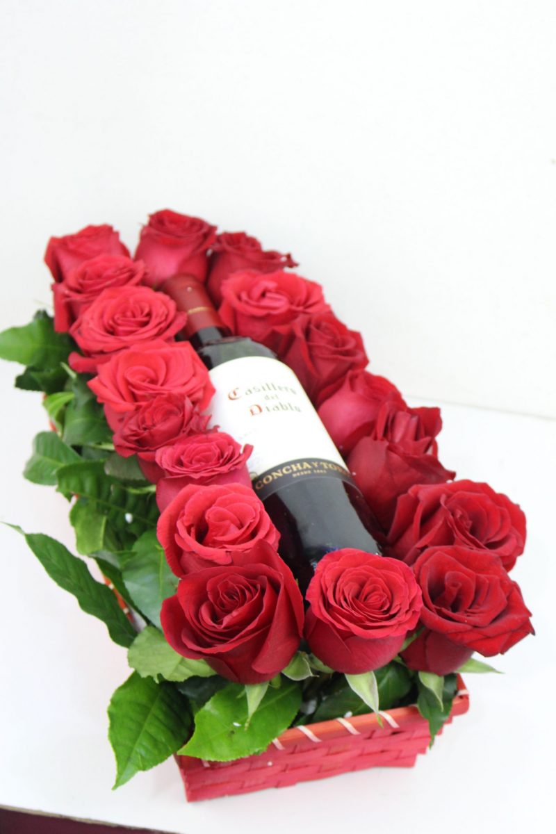 canasta con rosas y vino