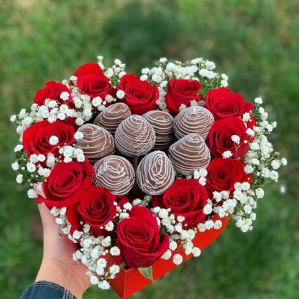"Dulce Corazón: Arreglo Box con 12 Rosas y Chocolates"