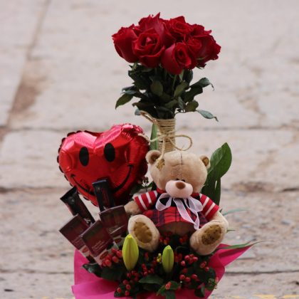 Dulce arreglo con peluche y chocolates