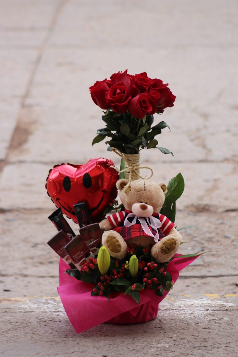 Dulce arreglo con peluche y chocolates