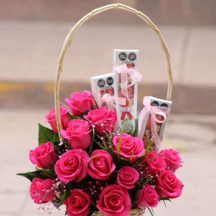 Canasta con  rosas fucsias
