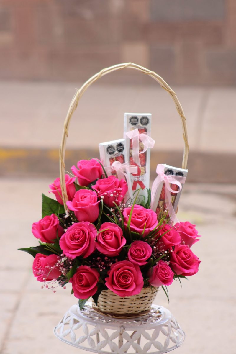 Canasta con  rosas fucsias