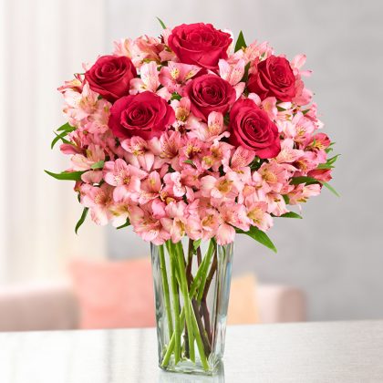 Rosas y astromelias en jarrón de cristal
