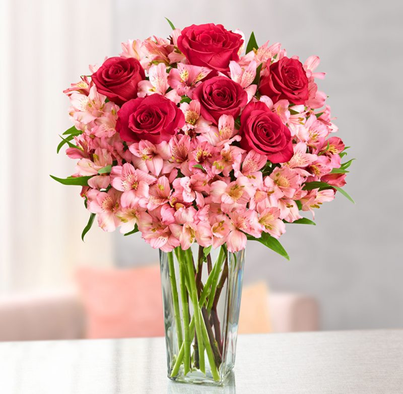 Rosas y astromelias en jarrón de cristal