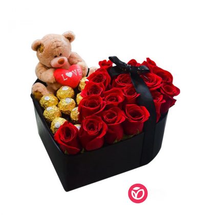 detalle corazon con rosas y chocolate mas peluche