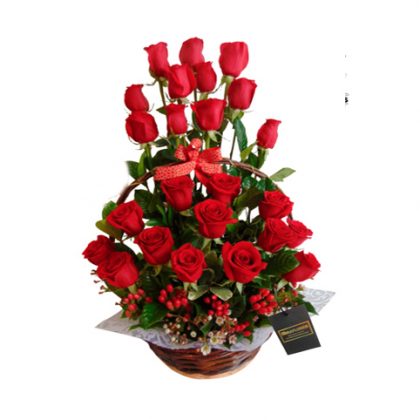 canasta con 24 rosas rojas