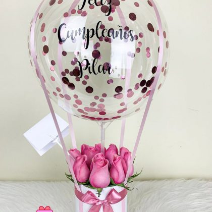 box con 12 rosas y globo transparente