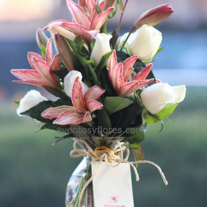 ramo de lirios y rosas