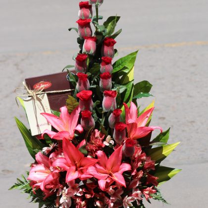 "Canasta Floral Encanto: Rosas, Lirios y Chocolates"