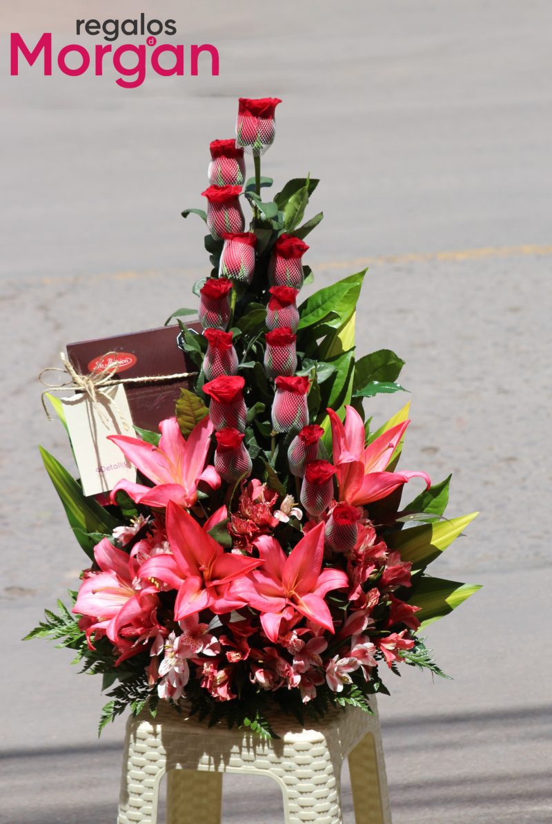 "Canasta Floral Encanto: Rosas, Lirios y Chocolates"