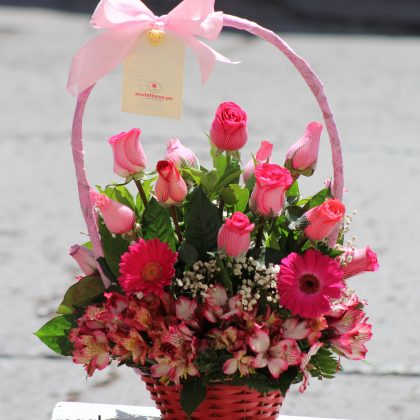 canasta con 12 rosas, 2 gerberas, mas astromelias