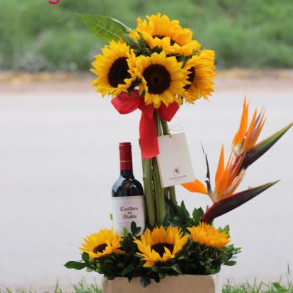"Encanto Andino: Arreglo Floral para Ellos en Caja de MDF"