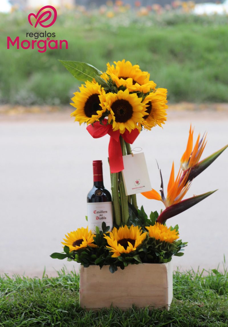 "Encanto Andino: Arreglo Floral para Ellos en Caja de MDF"