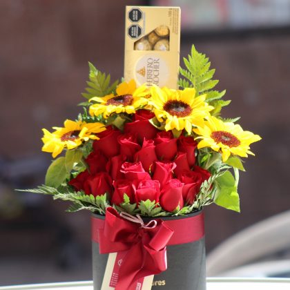 box con rosas, girasoles mas chocolate