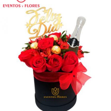 Box corazón con topper, 8 rosas, chocolates, Riccadonna y tarjeta con delivery en Cusco