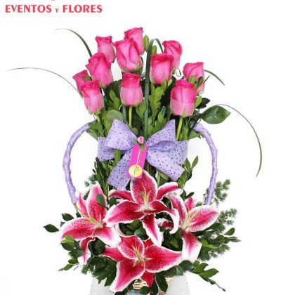 Canasta de 11 Rosas y 4 Girasoles con Tarjeta