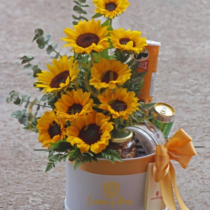 Box con lazo, 9 girasoles, Vizzio, frutos secos, cerveza y Pringles con delivery en Cusco