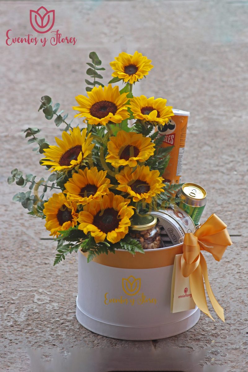 Box con lazo, 9 girasoles, Vizzio, frutos secos, cerveza y Pringles con delivery en Cusco