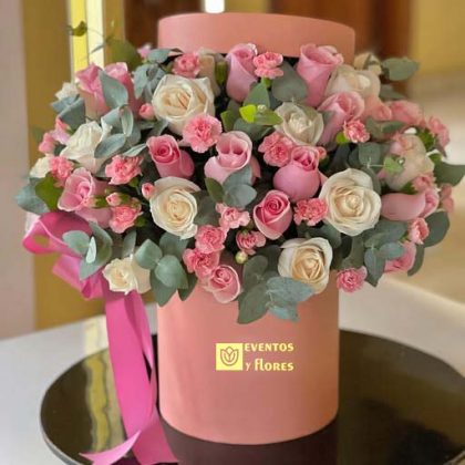 Box Premium Rosada – Rosas & Claveles con Eucalipto