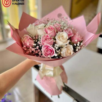 Ramo Elegante de 12 Rosas – Blancas & Rosadas con Tarjeta