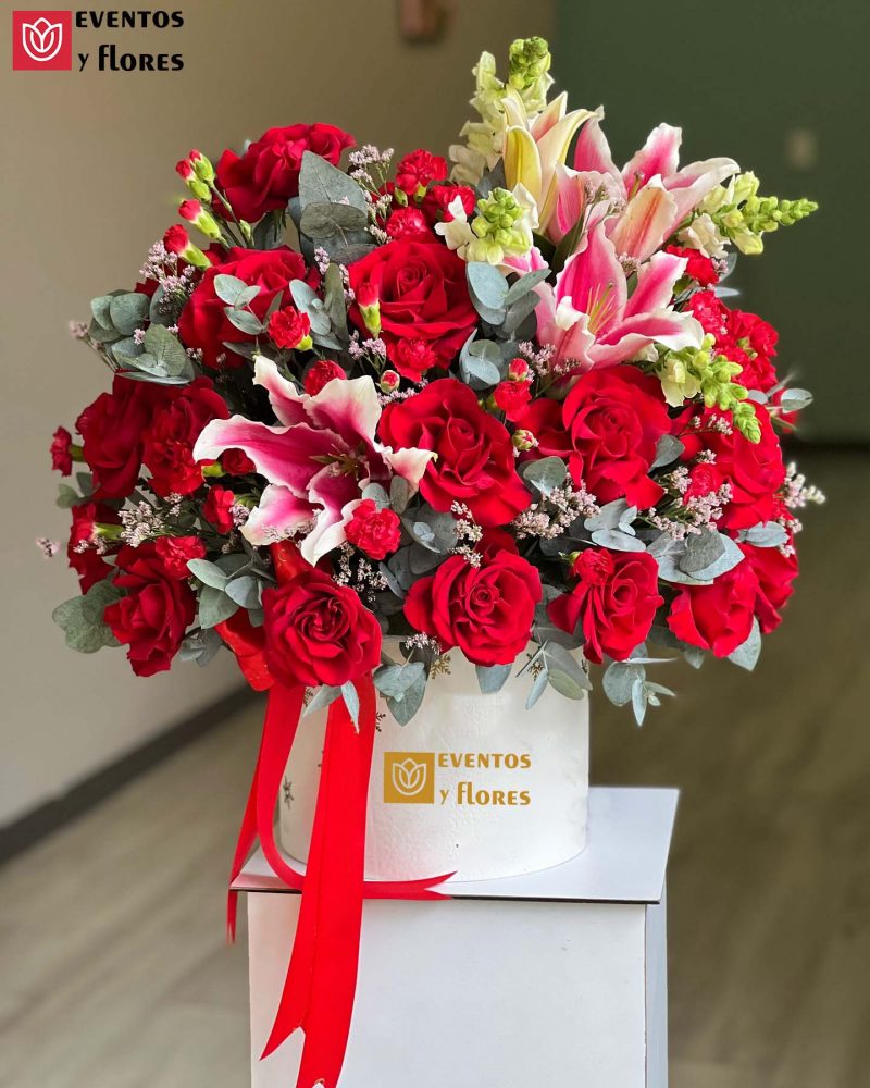 florerias en cusco con box de rosas rojas, claveles y lirios