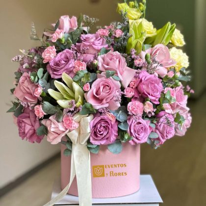 box de rosas lilas, claveles y flollajes