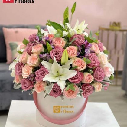 Box Rosada – Rosas Lilas, Rosadas y Lirios Blancos + Tarjeta