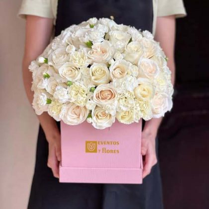 Box de Rosas Blancas y Claveles | Elegancia y Amor – Eventos y Flores