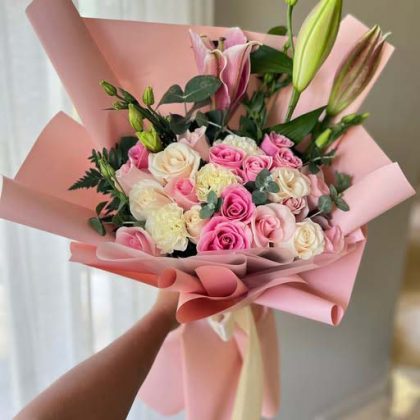 🌹✨ Encanto Floral – Ramo de Rosas, Lirios & Claveles