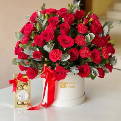 🍫🌹 Dulce Elegancia – Box Blanco con Rosas, Claveles & Ferrero Rocher