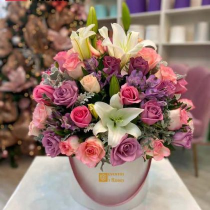 🌸✨ Encanto Rosa – Box con Rosas, Lirios & Astromelias
