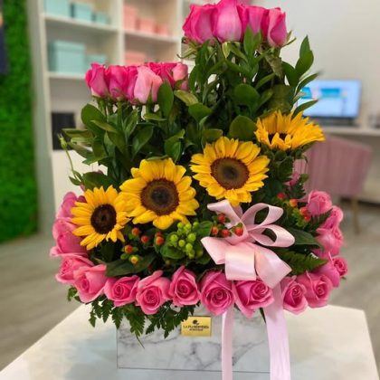 Caja Blanca MDF – 50 Rosas & 4 Girasoles + Tarjeta