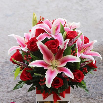 box con lirios rosas mas chocolate