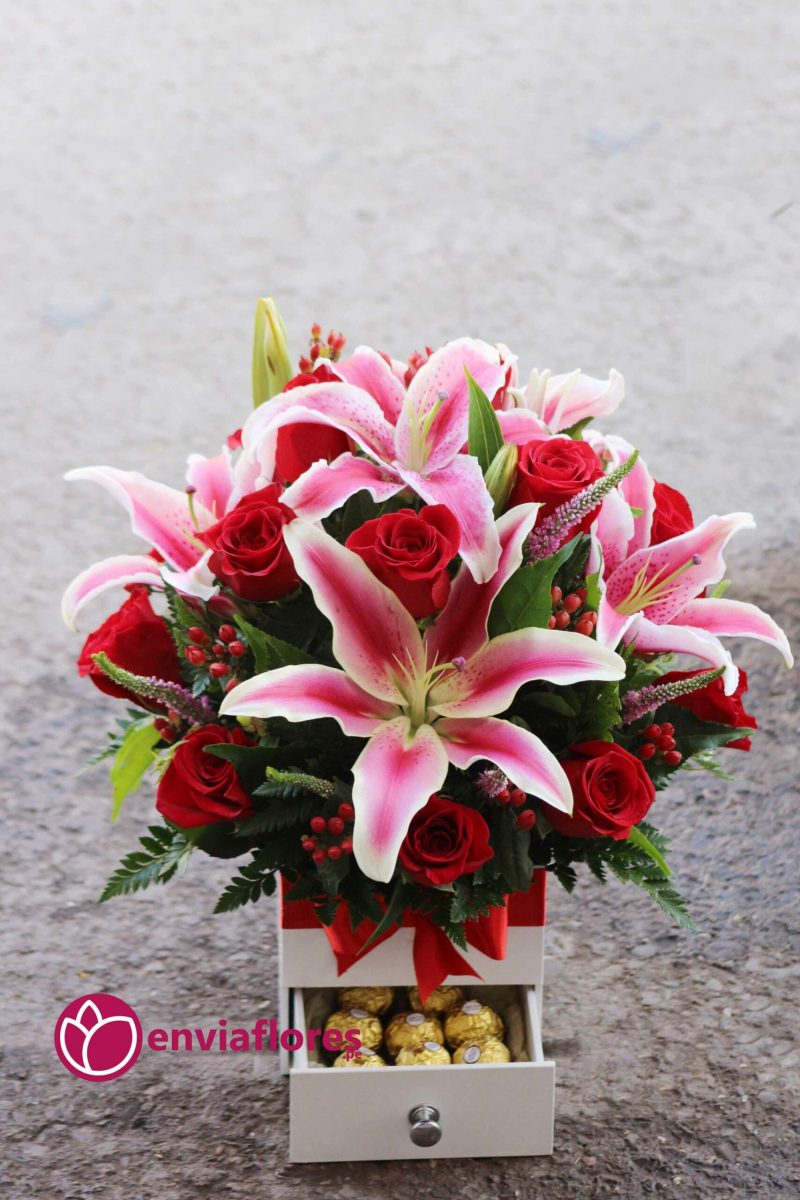 box con lirios rosas mas chocolate