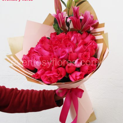 ramo de 35 rosas y tallo de liriuos
