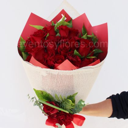 ramo de 12 rosas y claveles chinos