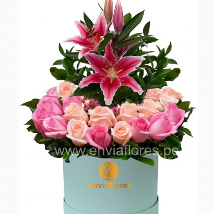 box con 20 rosas y un tallo de lirios