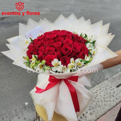 ramo de 50 rosas y astromelias