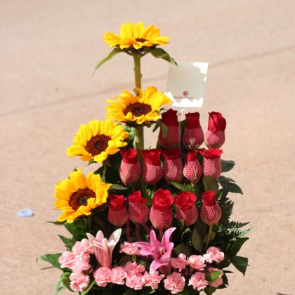 Sol y Amor  13 Rosas, 4 Girasoles y Lirios en Cusco